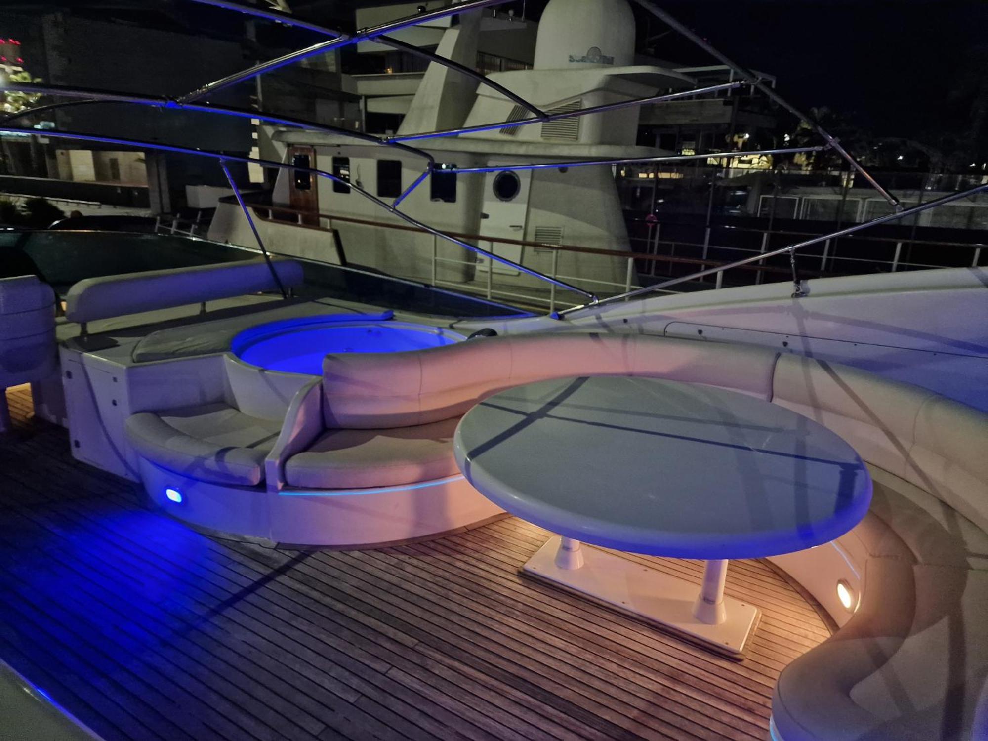 Beautiful Motor Yacht * Barcelone