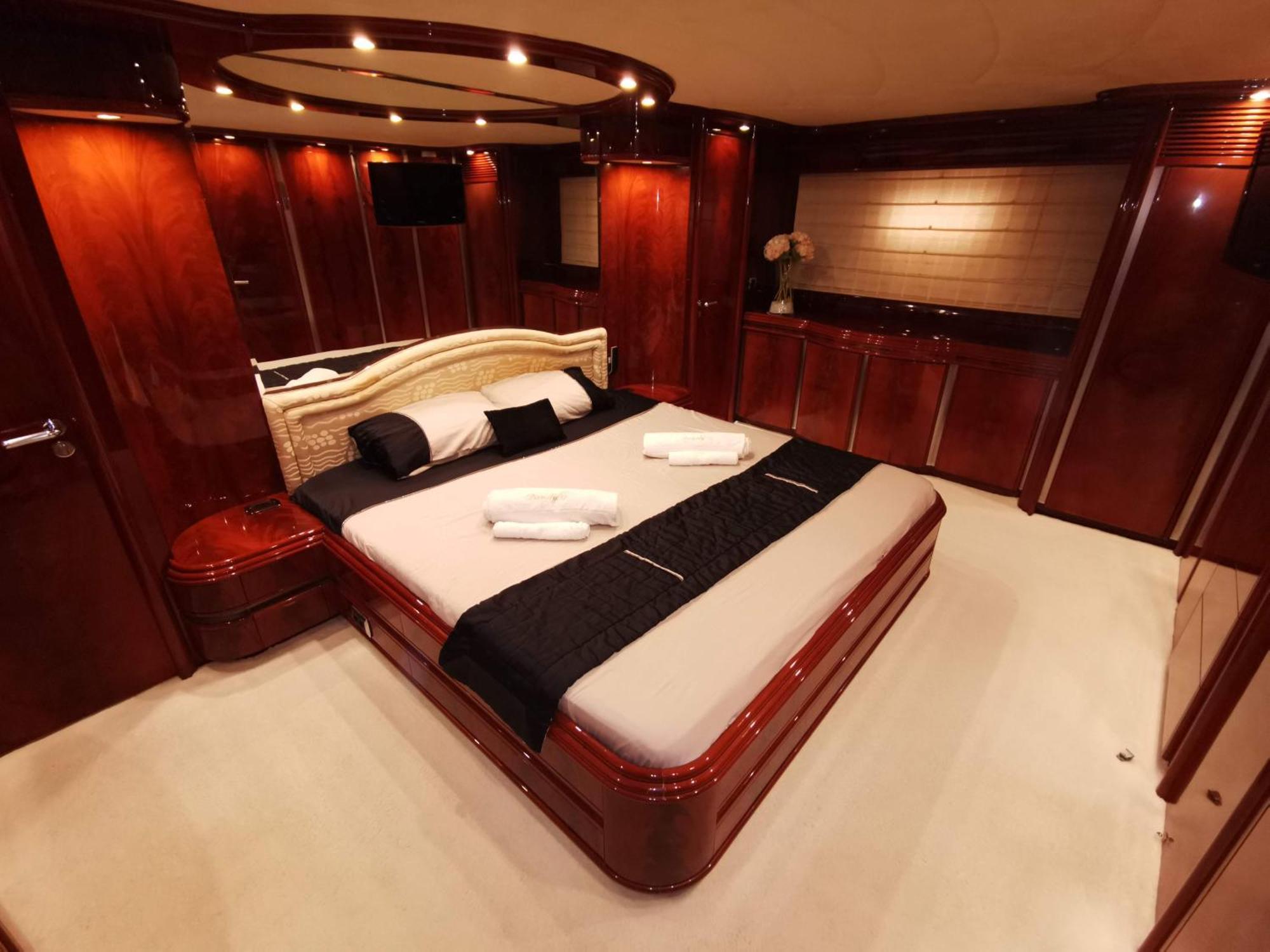 Beautiful Motor Yacht Botel *