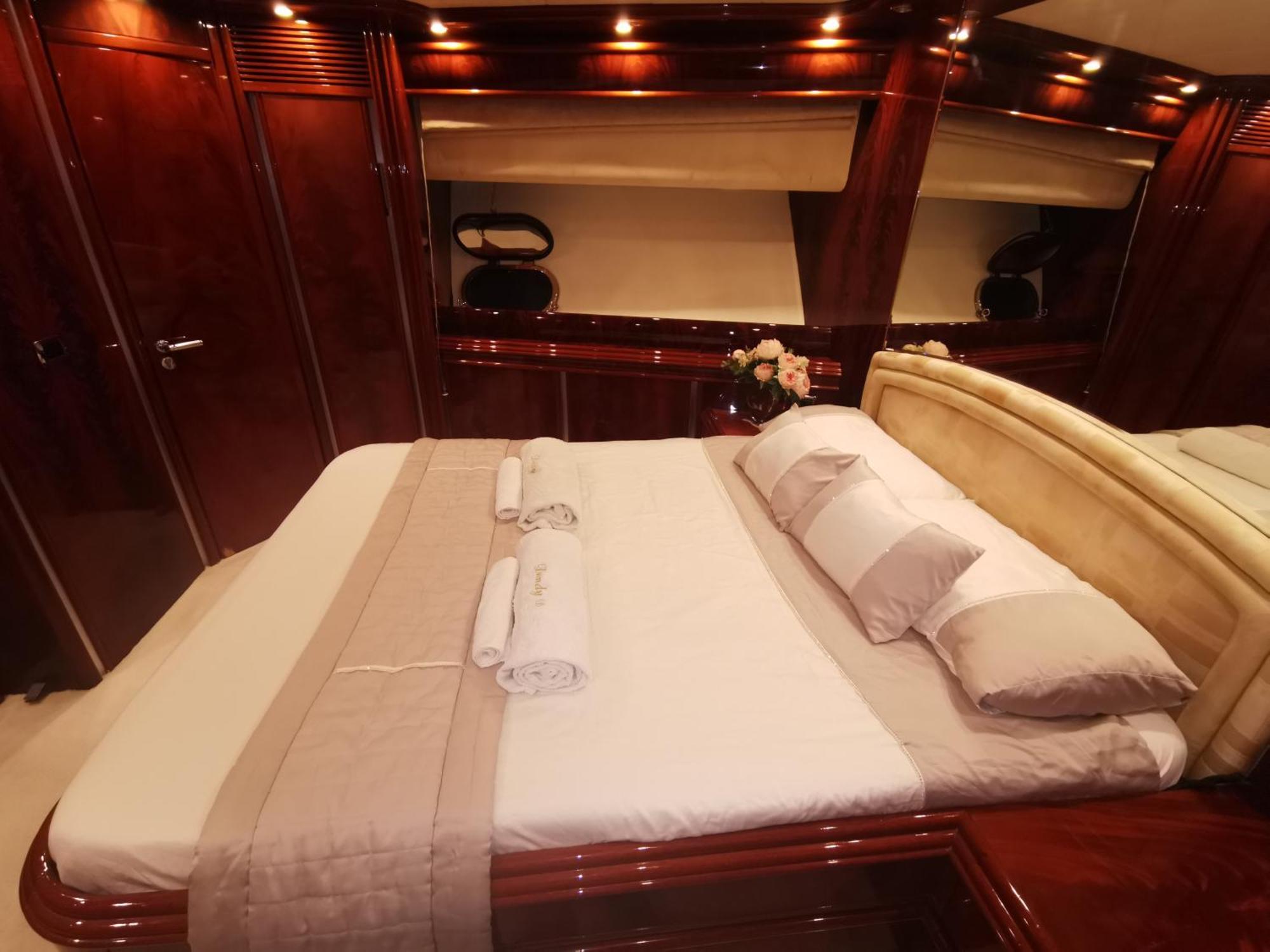 Beautiful Motor Yacht Botel *